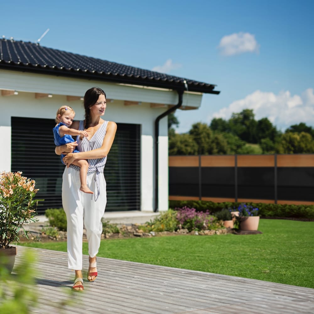 falagotti Solarzaun Eleganza im Garten mit Familie und WPC-Elementen in Teak